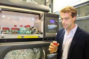 „In 15 Jahren wollen wir mit unserer Forschung in der Lage sein, der Industrie nachhaltige Systeme anzubieten, die Plattformchemikalien in einer Effizienz produzieren, die heute noch nicht möglich erscheint", erläutert Professor Gescher.