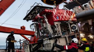 Ein Tauchroboter wird vom Forschungsschiff ausgesetzt.