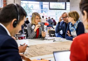 In einer Kleingruppe tauschen sich Teilnehmende aus Siegen, Pau, Marburg und München aus.