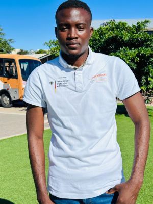 Portrait von Daniel Ndayamohamba, Student der Elektrotechnik und Elektronik und Y4H2-Stipendiat 2024 am Triumphant College, aus Namibia.