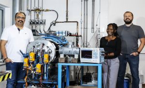 (vlnr) Mein Ko-Betreuer Mohsen Shekoohian (PTB), Mona Uuno und mein Betreuer (Dr.Ing.) Tim Krause (PTB) im Labor der Physikalisch-Technischen Bundesanstalt (PTB).