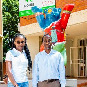 Mein Doktorvater Dr. Zivayi Chiguvare (UNAM) und ich, vor dem Namibia Green Hydrogen Research Intitute (NGHRI) an der UNAM.