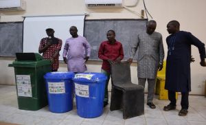 Während der Sensibilisierung für die Abfallwirtschaft an der Abdou Moumouni Universität, Niger