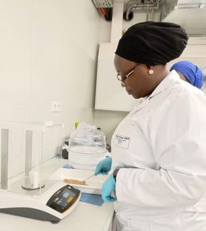 Näherungsanalyse-Test: Abwiegen der Holzspäne zur Bestimmung ihrer Parameter