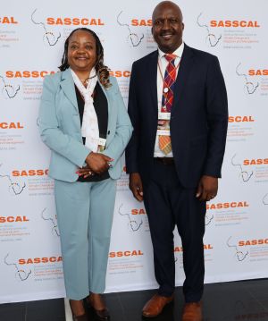 Prof. Nelago Indongo, Exekutivdirektorin von SASSCAL, und Dr. Budzanani Tacheba, Direktor für Forschung und Technologie bei SASSCAL.
