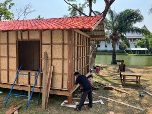 Aufbau des Typha-Testhauses im März 2024. Rechts mit Typha-Dämmung, links ohne Dämmung. 