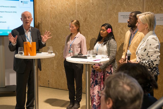 Hans Joachim Schellnhuber (PIK), Dorothea Epperlein (JBZE), Genevieve Jiva (PICAN) Jean Paul Brice Affana (Germanwatch) und die Moderatorin Conny Czymoch bei der German Science Hour „Transformation - turning the climate tide", Deutscher Pavillon, COP 23, Bonn