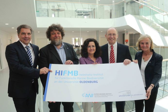 Gründung des Helmholtz-Instituts für Funktionelle Marine Biodiversitätsforschung, v.l.n.r.: Oberbürgermeister Jürgen Krogmann, Prof. Dr. Helmut Hillebrand (Gründungsdirektor), Gabriele Heinen-Kljaji&#263; (Niedersächsische Ministerin für Wissenschaft und Kultur), Prof. Dr. Dr. Hans Michael Piper (Universitätspräsident) und Prof. Dr. Karin Lochte (Direktorin AWI).