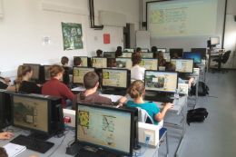 Eine Studentengruppe schlüpft beim Online-Spiel LandYOUs in die Rollen von Politikern und steuern mittels Politikmaßnahmen, was mit und in einem Land passiert. Das Computerspiel und die Arbeitsmaterialien für Lehrer sind Ergebnisse der BMBF-Fördermaßnahme&nbsp; "Nachhaltiges Landmanagement". Martin-Luther-Universität Halle, 2016