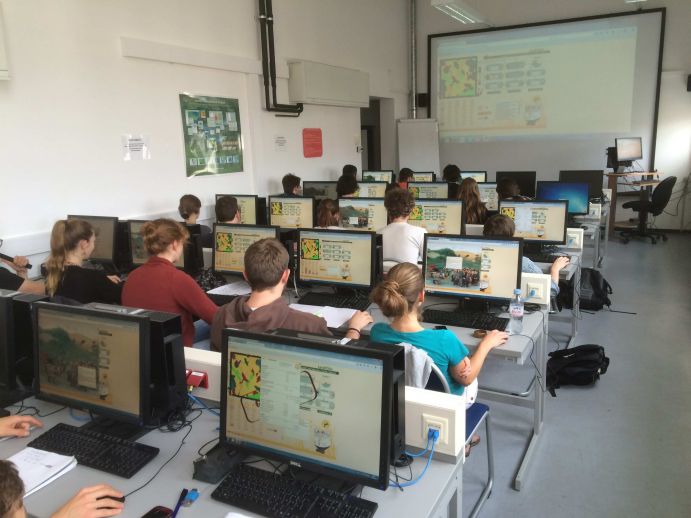 Eine Studentengruppe schlüpft beim Online-Spiel LandYOUs in die Rollen von Politikern und steuern mittels Politikmaßnahmen, was mit und in einem Land passiert. Das Computerspiel und die Arbeitsmaterialien für Lehrer sind Ergebnisse der BMBF-Fördermaßnahme&nbsp; "Nachhaltiges Landmanagement". Martin-Luther-Universität Halle, 2016