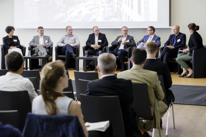 Die sechs Leuchtturmvorhaben stellen sich auf dem FONA-Forum 2018 vor: (v.l.n.r.) Dr. Katja Walther (Stadt Esslingen), Dr. Jürgen Görres (Stadt Stuttgart), Dr.-Ing. Sven Rosinger (OFFIS e.V.), Sven Leonhardt (Stadt Zwickau), Gerhard Stryi-Hipp (Fraunhofer ISE), Ulf Stecher (Bürgermeister Stadt Heide), Prof. Stefan Gößling-Reisemann (Universität Bremen) und Moderatorin Carola Sonnet (Projektträger Jülich)