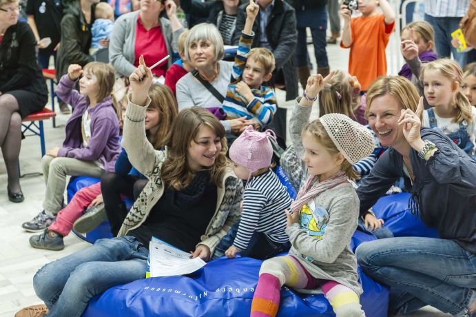 Der Wildbienenwettbewerb: Preisverleihung Bildbeschreibung: Das Wildbienenprojekt weckte bei großen und kleinen Gästen Interesse. Das "Wissenschaftsjahr 2012 – Zukunftsprojekt Erde" hatte zum Wettbewerb aufgerufen: Gesucht war das originellste Wildbienenhotel. Von Mai bis Ende August konnten Fotos von selbstgebauten Nistplätzen für Wildbienen eingesendet werden. Am 20. Oktober 2012 fand die Preisverleihung des Wettbewerbs zum Wildbienenprojekt "Erst bauen, dann schauen" statt. Die Tierpark-AG des Gymnasiums Nordhorn durfte die in Südafrika aufgespürte Spezies benennen: Mit ihrem selbstgebauten Wildbienenhotel hatten die Schülerinnen und Schüler aus Niedersachsen den Hauptpreis des Wettbewerbs „Erst bauen, dann schauen“ gewonnen. Sichtlich stolz notierten die Gymnasiastinnen in großen Buchstaben den von ihnen gewählten Namen (Scrapter exiguus). Sie hatten ihn mithilfe von Lateinlehrerin und Biobüchern gefunden: „exiguus“ bedeutet „winzig“. FONA war inhaltlicher Kooperationspartner des Wissenschaftsjahrs 2012.