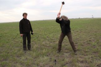 Within the project Kulunda the effects of agricultural use for the soil water and soil carbon balance are examined. For the soil organic matter and carbon balances extensive samplings are necessary. Dr. Gerd. Schmidt (MLU-right) and Lars Grunwald (AMAZONEN_Werke-left) at explorations on a former surface irrigation in the dry steppe.