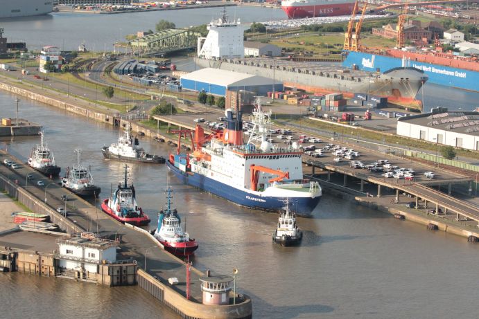Das Forschungsschiff Polarstern verlässt seinen Heimathafen Bremerhaven Richtung Arktis Am 6. Juni 2014 ist das Forschungsschiff Polarstern mit 52 wissenschaftlichen Expeditionsteilnehmerinnen und –teilnehmern von Institutionen aus fünf Ländern sowie 43 Crewmitgliedern Richtung Arktis starten. Ziel ist die Framstraße im Seegebiet zwischen Grönland und Spitzbergen.
Die Polarstern ist eines der leistungsfähigsten Polarforschungsschiffe der Welt. Eigens für die Arbeiten in den Polarmeeren konzipiert, hat sie seit 1982 bereits über 50 Expeditionen in Arktis und Antarktis abgeschlossen. Bis zu 53 Wissenschaftler arbeiten an Bord gemeinsam mit maximal 44 Crewmitgliedern zusammen. Sie erforschen die Arktis von der Atmosphäre über das Eis durch die Wassersäule bis zum Grund der Tiefsee in mehreren Kilometern Meerestiefe.Die Polarstern ist im Besitz der Bundesrepublik Deutschland, vertreten durch das Bundesministerium für Bildung und Forschung, wird betrieben vom Alfred-Wegener-Institut, dem Helmholtz-Zentrum für Polar- und Meeresforschung und von der Reederei Laeisz bereedert.