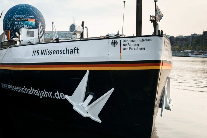 Die MS Wissenschaft im Anstrich des Forschungsschiffs SONNE