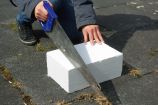 Wildbienenhotels - Tipps zum Selberbauen: Bauanleitung Schritt 2 von 8 Bildbeschreibung: Mit einer Säge lässt sich das Material bei Bedarf auf die richtige Größe zuschneiden. Im Rahmen des vom Bundesministerium für Bildung und Forschung geförderten "Wissenschaftsjahrs 2012 – Zukunftsprojekt Erde" fand des Wildbienenprojekt "Erst bauen, dann schauen" statt. Von Mai bis Ende August konnten Fotos von selbstgebauten Nistplätzen für Wildbienen für den Wettbewerb zum originellste Wildbienenhotel eingesendet werden. FONA war inhaltlicher Kooperationspartner des Wissenschaftsjahrs 2012.