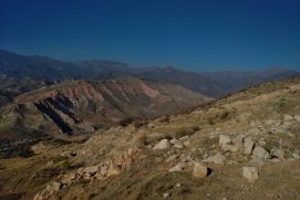 Fruchtbare Flusst&auml;ler mit Tannenw&auml;ldern, Hochsteppen und das schroffe Tian-Shan-Gebirge mit seinen hohen Felsgipfeln, steilen Schluchten und Gletschern pr&auml;gen die Landschaft Kirgistans.