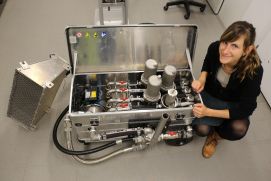 Franziska Klaeger, IOW coordinator of the BMBF project MicroCatch_Balt, in front of "Rocket", the new contamination-free sampling device for microplastics in water.