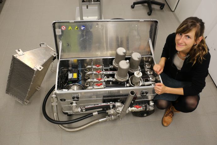 Franziska Kläger, Koordinatorin des BMBF-Projektes MicroCatch_Balt am IOW, vor "Rocket", dem neuen kontaminationsfreien Probennahmegerät für Mikroplastik im Wasser Franziska Kläger, Koordinatorin des BMBF-Projektes MicroCatch_Balt am IOW, vor "Rocket", dem neuen kontaminationsfreien Probennahmegerät für Mikroplastik im Wasser