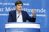 Prof. Dr. Achim Kampker (Deutsche Post DHL Group | StreetScooter) auf der Agendakonferenz "Wege zur Mobilitätswende" am 22. und 23. Juni 2017 in Berlin Mobilität und urbaner Verkehr befinden sich derzeit in einem dynamischen Wandel. In den Städten entstehen zum einen vielfältige neue Mobilitätsdienstleistungen und Verkehrsangebote, zum anderen verändern sich Mobilitätsmuster und Rahmenbedingungen der Mobilität. Dieser Wandel der Mobilitätswelt erfordert eine verstärkte Einbindung der Forschung, um diesen Wandel mit zu gestalten. Das Bundesministerium für Bildung und Forschung (BMBF) führt daher im Jahr 2017 einen Agendaprozess „Nachhaltige urbane Mobilität" durch. Dieser erfolgt unter Mitwirkung des Bundesministeriums für Verkehr und digitale Infrastruktur (BMVI).
Im Rahmen dieses Prozesses diskutierten 300 Expertinnen und Experten aus Wissenschaft, Wirtschaft, Politik und Zivilgesellschaft auf der "Agendakonferenz: Wege zur Mobilitätswende" über Forschungs- und Umsetzungsbedarfe für eine nachhaltige Entwicklung von Mobilität in Städten.