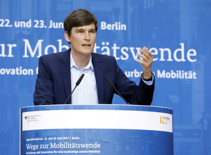 Prof. Dr. Achim Kampker (Deutsche Post DHL Group | StreetScooter) auf der Agendakonferenz "Wege zur Mobilitätswende" am 22. und 23. Juni 2017 in Berlin Mobilität und urbaner Verkehr befinden sich derzeit in einem dynamischen Wandel. In den Städten entstehen zum einen vielfältige neue Mobilitätsdienstleistungen und Verkehrsangebote, zum anderen verändern sich Mobilitätsmuster und Rahmenbedingungen der Mobilität. Dieser Wandel der Mobilitätswelt erfordert eine verstärkte Einbindung der Forschung, um diesen Wandel mit zu gestalten. Das Bundesministerium für Bildung und Forschung (BMBF) führt daher im Jahr 2017 einen Agendaprozess „Nachhaltige urbane Mobilität" durch. Dieser erfolgt unter Mitwirkung des Bundesministeriums für Verkehr und digitale Infrastruktur (BMVI).
Im Rahmen dieses Prozesses diskutierten 300 Expertinnen und Experten aus Wissenschaft, Wirtschaft, Politik und Zivilgesellschaft auf der "Agendakonferenz: Wege zur Mobilitätswende" über Forschungs- und Umsetzungsbedarfe für eine nachhaltige Entwicklung von Mobilität in Städten.