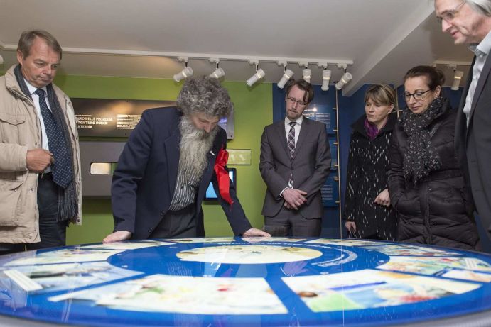 Rundgang durch die neu er&ouml;ffnete Ausstellung "Forschungsvilla Ostsee": MV-Bildungsminister Mathias Brodkorb (Mitte rechts) und IOW-Direktor Prof. Dr. Ulrich Bathman (Mitte links).