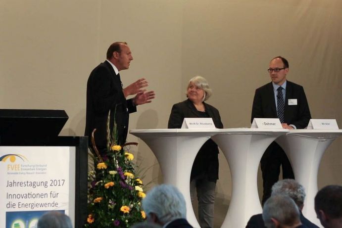 Christoph Rövekamp (BMBF), Dagmar Dehmer und Jens Winkler (BMWi) auf der FVEE-Jahrestagung in Berlin.