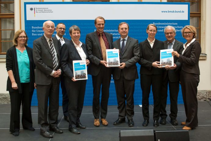 Die Bundesregierung nimmt das Urbanisierungsgutachten vom WBGU entgegen. Die Übergabe des Urbanisierungsgutachtens vom Wissenschaftlichen Beirat Globale Umweltveränderungen (WBGU) fand am 25.4.2016 im BMUB, Berlin, statt.
Personen im Foto von links nach rechts sind: Prof. Dr. Ellen Matthies (WBGU-Beirat)Prof. Dr. Dr. h.c. Hans Joachim Schellnhuber CBE (WBGU-Beirat, Ko-Vorsitzender)Prof. Dr. Uwe Schneidewind (WBGU-Beirat)Umweltministerin Barbara Hendricks, BMUBProf. Dr. Dirk Messner (WBGU-Beirat, Ko-Vorsitzender)Thomas Rachel, Parlamentarischer Staatssekretär im BMBFProf. Dr. Frauke Kraas (WBGU-Beirat)Prof. Dr. Peter Lemke (WBGU-Beirat)Dr. Tania Rödiger-Vorwerk, BMZ-Unterabteilungsleiterin 32 „Umwelt und Infrastruktur“