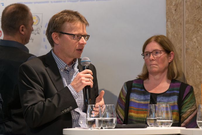 Bernhard Pötter (TAZ) und Ellen Matthies (Uni Magdeburg), German Science Hour „Science in times of fake news", Deutscher Pavillon, COP 23, Bonn